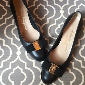 Classic Salvatore Ferragamo black bowed shoe